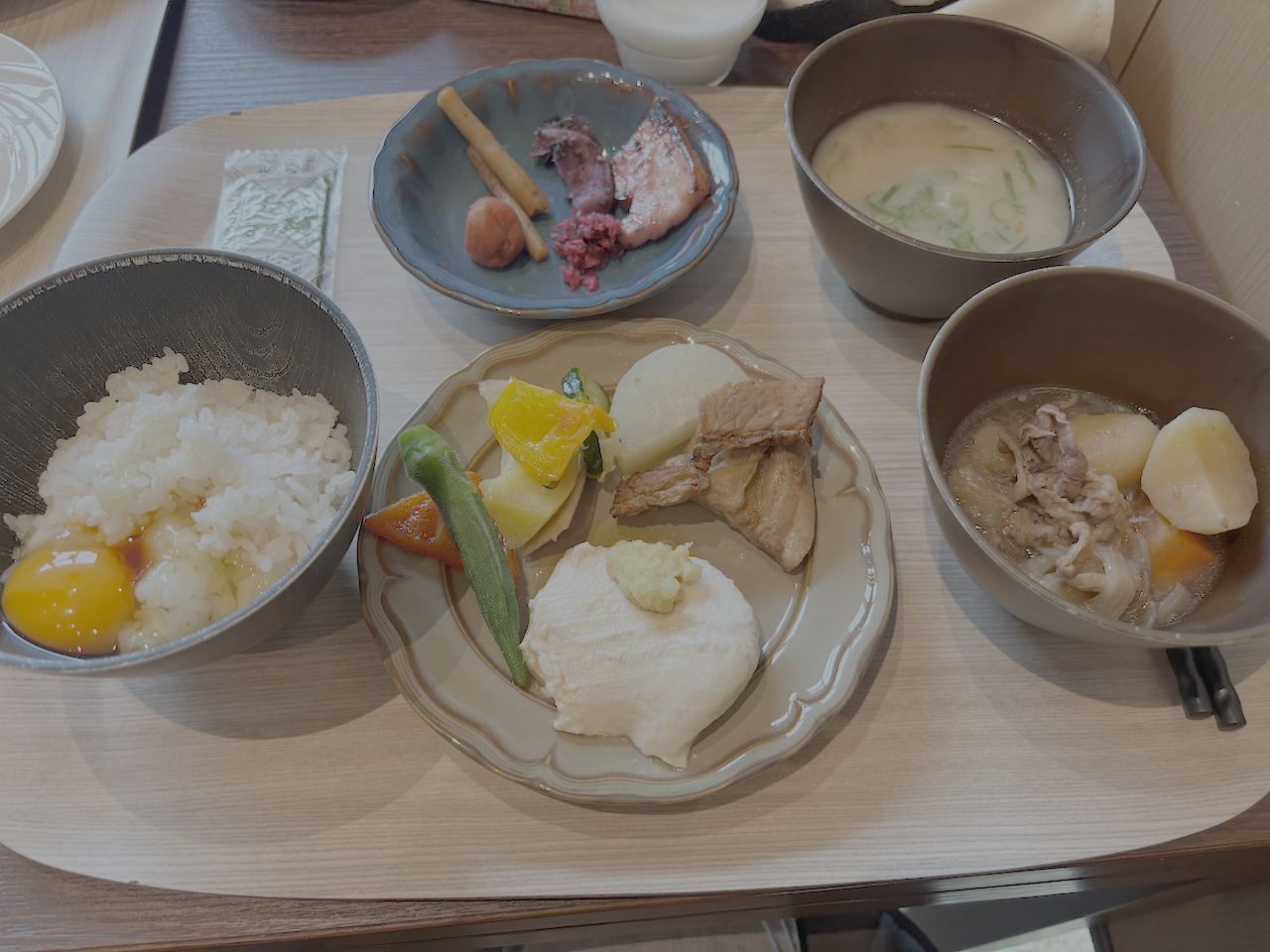 朝食ビュッフェの盛り付け