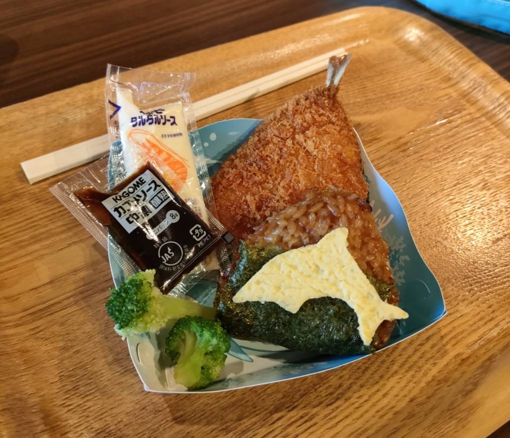イルカおにぎりとアジフライのセット