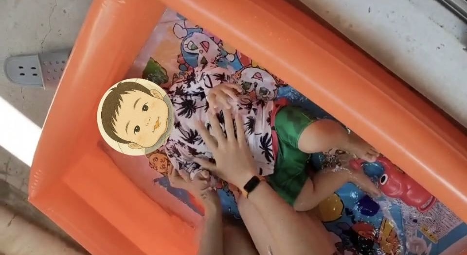 ベランダで水遊びするちゃ太郎